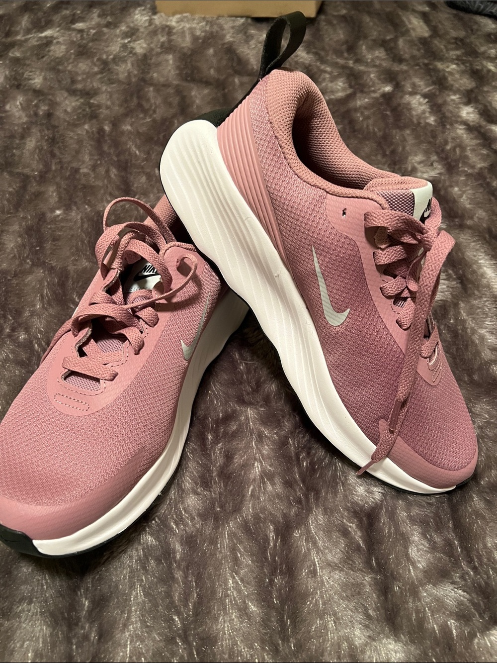 Nike Women’s Mauve Athletic Running Shoes, size 8